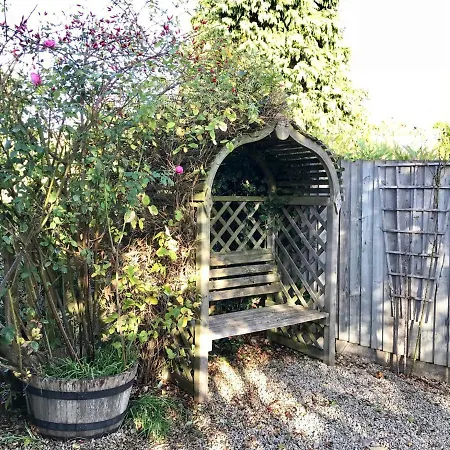 Lyndale House - Exclusive Use, Self Catering, Fpventures Stroud Villa Stroud  Exterior photo