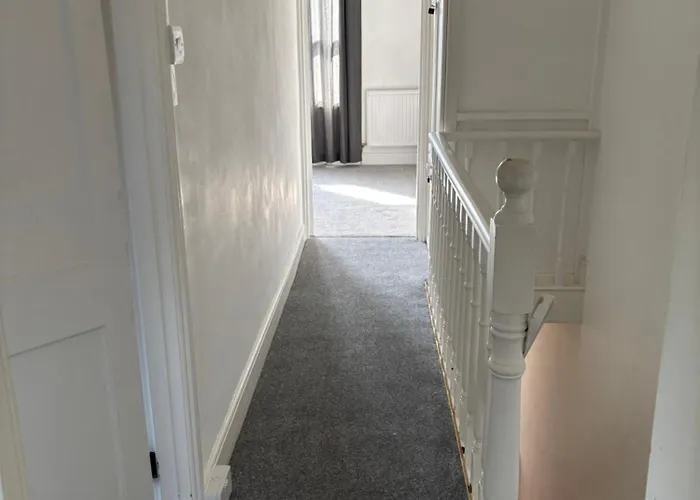 Lyndale House - Exclusive Use, Self Catering, Fpventures Stroud