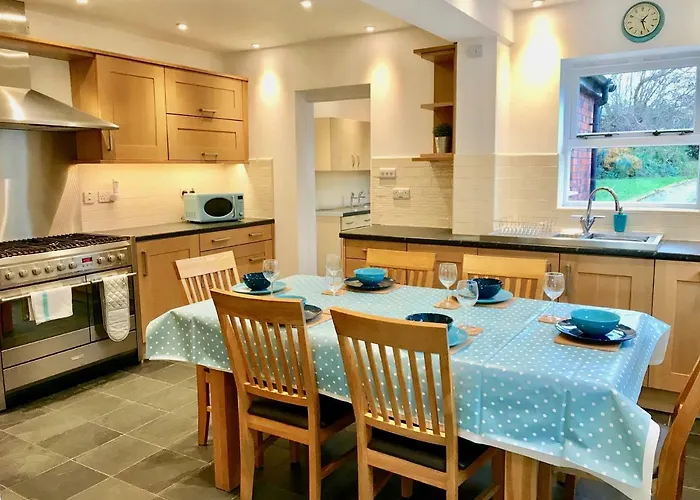 Lyndale House - Exclusive Use, Self Catering, Fpventures Stroud