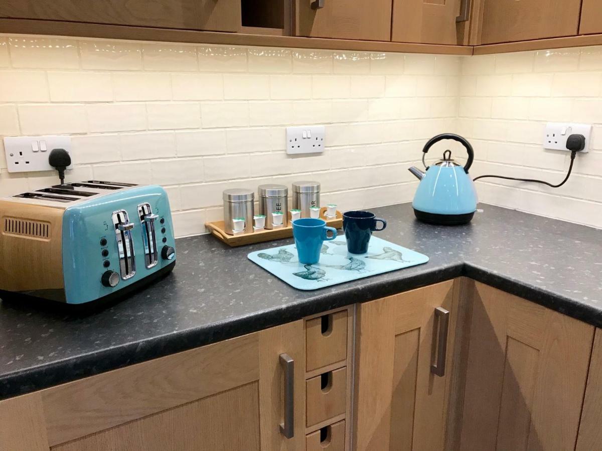 Lyndale House - Exclusive Use, Self Catering, Fpventures Stroud Holiday home *