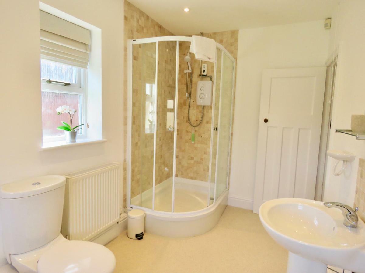 Lyndale House - Exclusive Use, Self Catering, Fpventures Stroud Holiday home