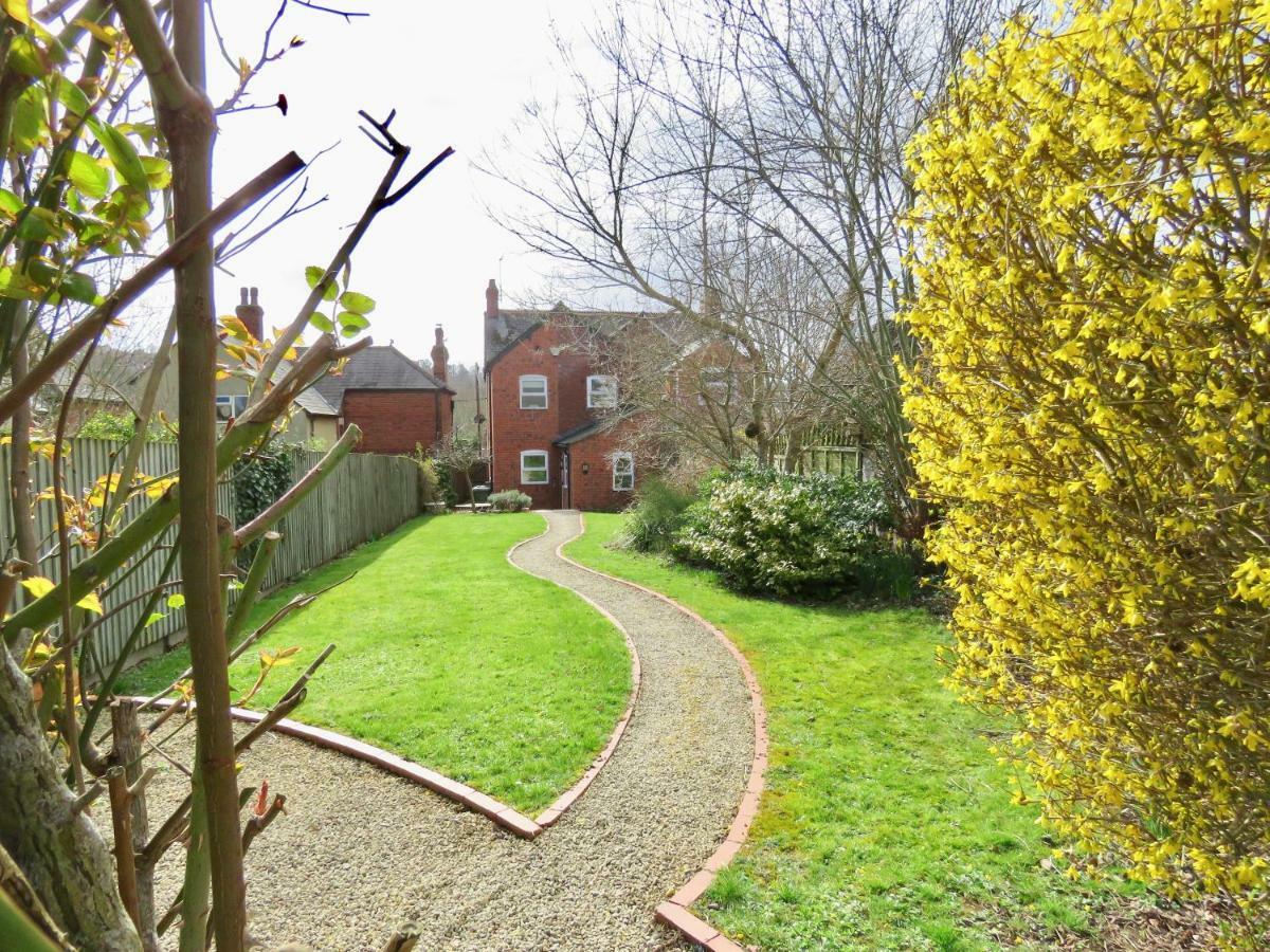 Lyndale House - Exclusive Use, Self Catering, Fpventures Stroud Holiday home *