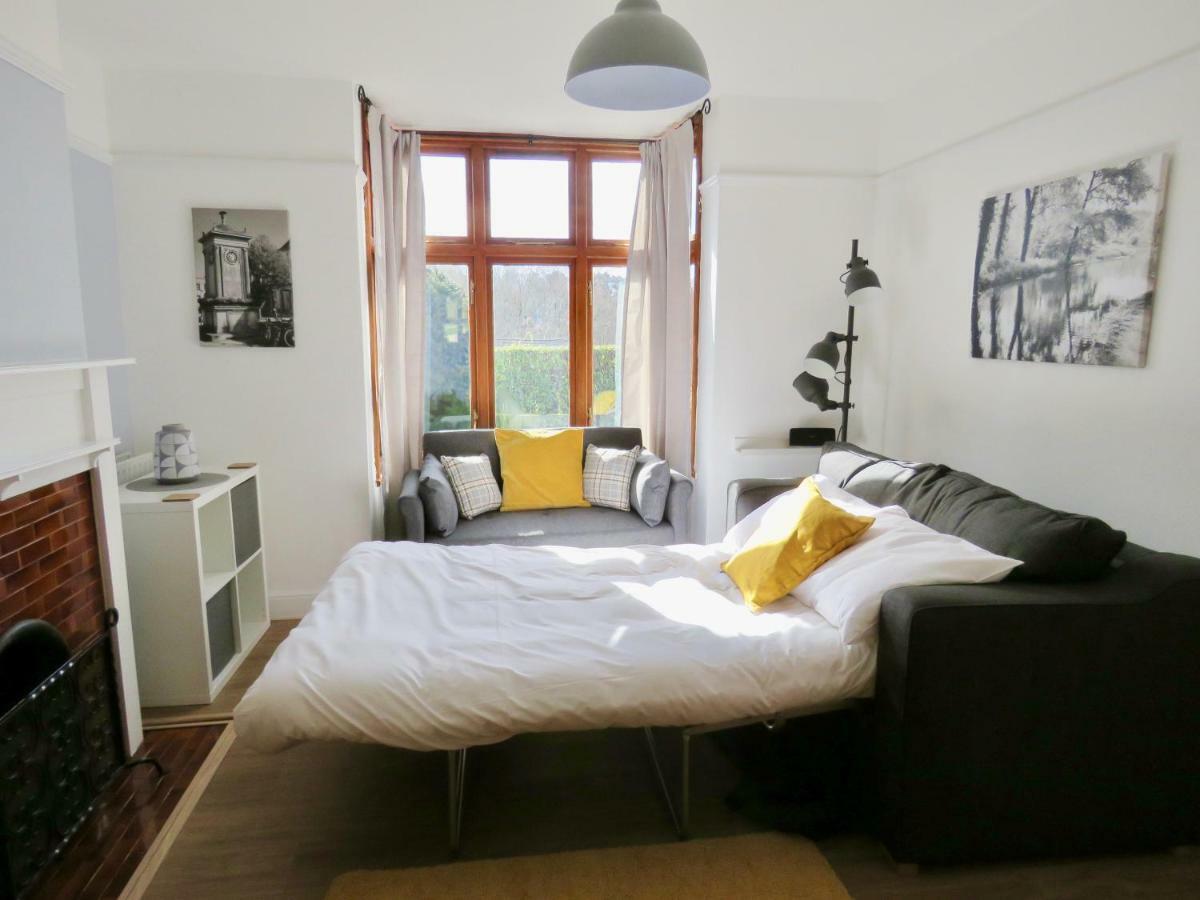 Lyndale House - Exclusive Use, Self Catering, Fpventures Stroud Holiday home *