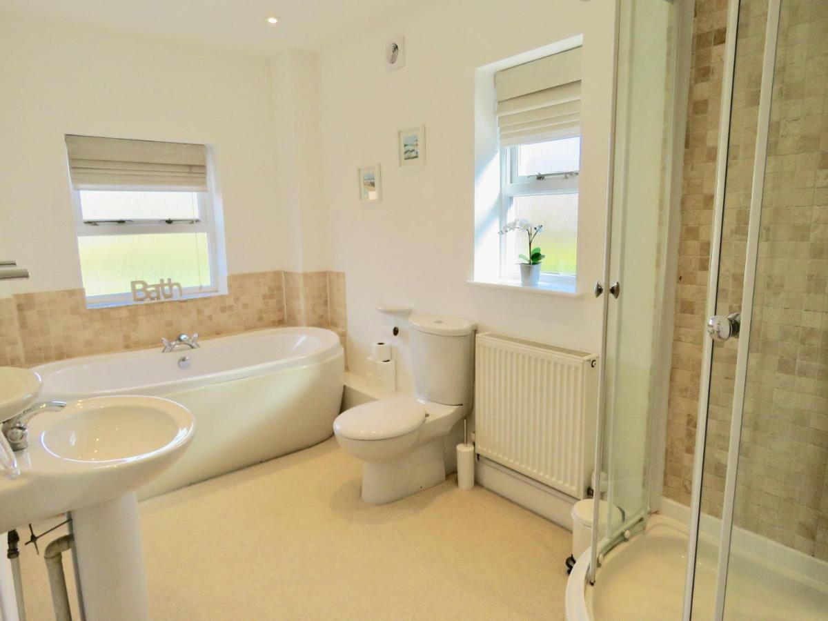 Lyndale House - Exclusive Use, Self Catering, Fpventures Stroud Holiday home *